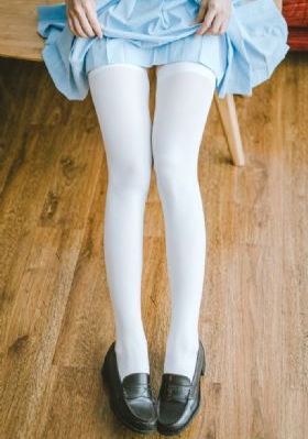 玩弄寡妇丰满肉体_JVID性感写真